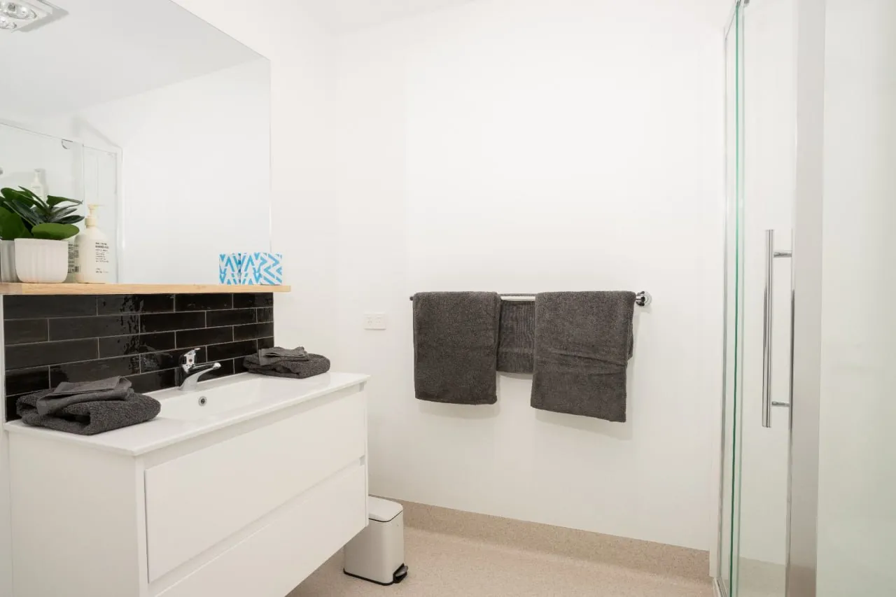 Standard Queen Room — view 4