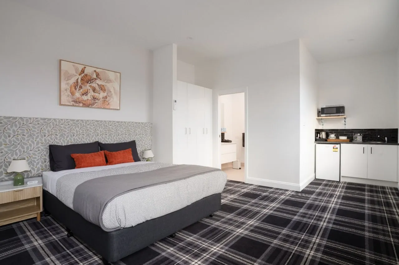 Standard Queen Room — view 1